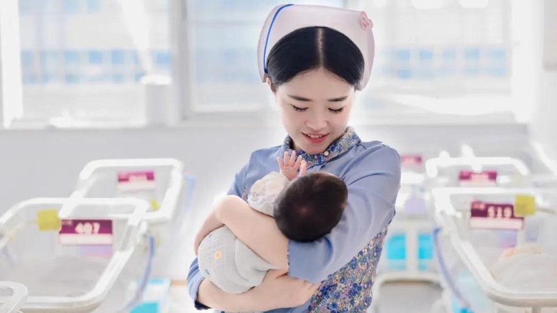 新生儿日常护理是母婴护理师的核心工作。在培训教材中，以下知识点是考试的重点：